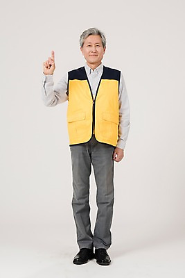 포토 JPG 스튜디오촬영 전신 1 노년 남자 실내 한명 서기 앞모습 실버라이프 손들기 한국인 조끼 60대 실버취업 노인남자한명만 등하교도우미 국내포토 직업 라이프스타일 뷰포인트 모션 사람 동양인 성인 내부 외투 구직 남자한명만 노인남자만 파일형식