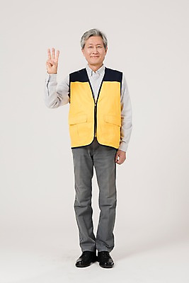포토 JPG 스튜디오촬영 전신 노년 남자 실내 3 한명 서기 미소 앞모습 실버라이프 손들기 한국인 조끼 60대 실버취업 노인남자한명만 등하교도우미 국내포토 직업 1 라이프스타일 뷰포인트 모션 표정 사람 동양인 성인 내부 외투 구직 남자한명만 노인남자만 파일형식