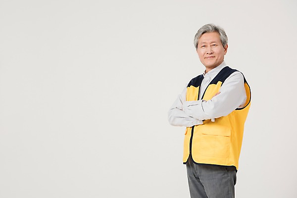 포토 JPG 스튜디오촬영 노년 남자 실내 한명 서기 미소 상반신 앞모습 실버라이프 팔짱 한국인 조끼 60대 실버취업 노인남자한명만 등하교도우미 국내포토 직업 1 라이프스타일 뷰포인트 모션 표정 사람 동양인 성인 내부 외투 구직 남자한명만 노인남자만 파일형식 컨셉 상의 인종 생활 남자만 노인만 옷 성인만