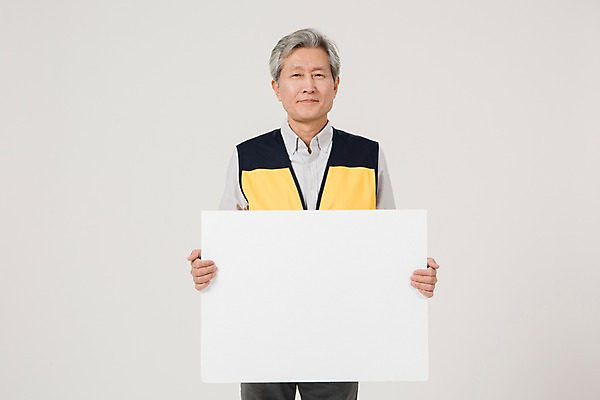 포토 JPG 스튜디오촬영 배너 노년 남자 사각프레임 광고판 알림판 실내 한명 서기 들기 상반신 앞모습 실버라이프 한국인 조끼 60대 실버취업 노인남자한명만 등하교도우미 국내포토 직업 1 라이프스타일 뷰포인트 모션 프레임 사람 동양인 성인 내부 사각형 외투 구직 판 남자한명만 노인남자만 파일형식