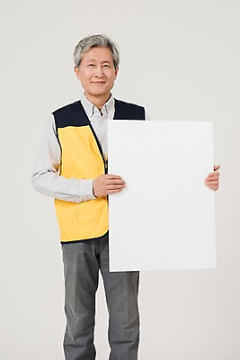 포토 JPG 스튜디오촬영 배너 노년 남자 사각프레임 광고판 알림판 실내 한명 서기 미소 들기 상반신 앞모습 실버라이프 한국인 조끼 60대 실버취업 노인남자한명만 등하교도우미 국내포토 직업 1 라이프스타일 뷰포인트 모션 프레임 표정 사람 동양인 성인 내부 사각형 외투 구직 판 남자한명만 노인남자만 파일형식