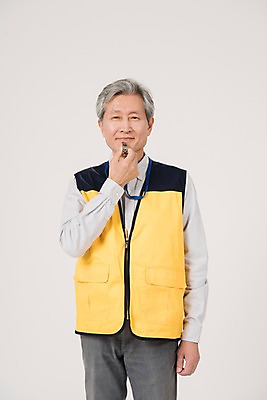 포토 JPG 스튜디오촬영 노년 남자 실내 한명 서기 상반신 앞모습 실버라이프 한국인 조끼 60대 호루라기 실버취업 노인남자한명만 등하교도우미 국내포토 직업 1 라이프스타일 뷰포인트 모션 사람 동양인 성인 내부 외투 구직 남자한명만 노인남자만 파일형식