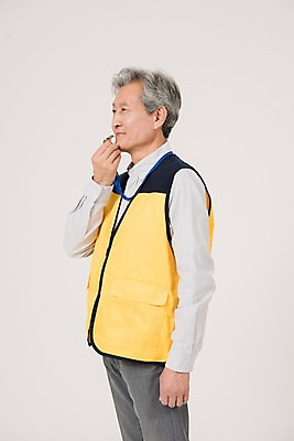 포토 JPG 스튜디오촬영 응시 노년 남자 실내 한명 서기 상반신 옆모습 실버라이프 한국인 조끼 60대 호루라기 실버취업 노인남자한명만 등하교도우미 국내포토 직업 1 라이프스타일 시선 뷰포인트 모션 사람 동양인 성인 내부 외투 구직 남자한명만 노인남자만 파일형식 컨셉 상의 인종 생활 남자만 노인만 옷 성인만