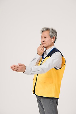 포토 JPG 스튜디오촬영 응시 노년 남자 안내 실내 한명 서기 상반신 옆모습 실버라이프 한국인 조끼 60대 호루라기 손내밀기 실버취업 노인남자한명만 등하교도우미 국내포토 직업 1 라이프스타일 시선 뷰포인트 모션 사람 동양인 손짓 성인 내부 외투 구직 남자한명만 노인남자만 파일형식