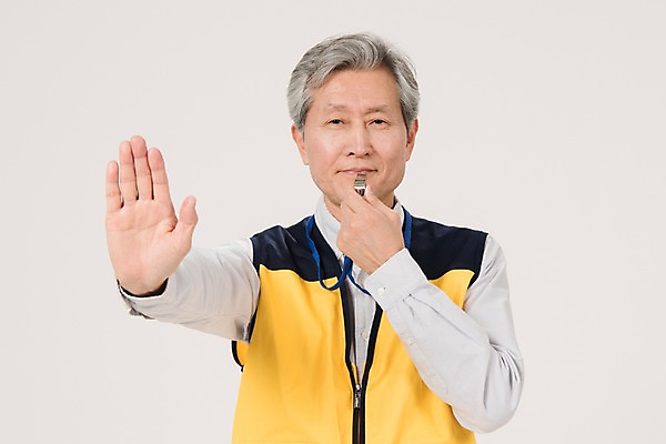 포토 JPG 스튜디오촬영 노년 남자 실내 한명 상반신 앞모습 실버라이프 한국인 조끼 정지 60대 호루라기 손내밀기 실버취업 노인남자한명만 등하교도우미 국내포토 직업 1 라이프스타일 뷰포인트 모션 사람 동양인 손짓 성인 내부 외투 구직 남자한명만 노인남자만 파일형식