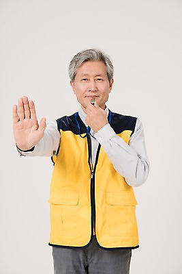 포토 JPG 스튜디오촬영 노년 남자 실내 한명 상반신 앞모습 실버라이프 한국인 조끼 정지 60대 호루라기 손내밀기 실버취업 노인남자한명만 등하교도우미 국내포토 직업 1 라이프스타일 뷰포인트 모션 사람 동양인 손짓 성인 내부 외투 구직 남자한명만 노인남자만 파일형식