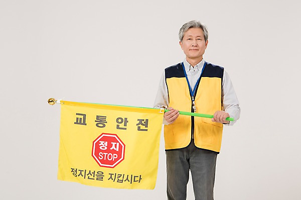 포토 JPG 스튜디오촬영 노년 남자 실내 한명 서기 들기 상반신 앞모습 실버라이프 한국인 깃발 조끼 60대 호루라기 교통안전 실버취업 노인남자한명만 등하교도우미 국내포토 직업 1 라이프스타일 뷰포인트 모션 안전 사람 동양인 성인 내부 외투 구직 남자한명만 노인남자만 파일형식