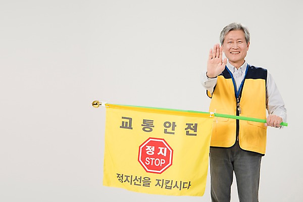 포토 JPG 스튜디오촬영 노년 남자 실내 한명 서기 미소 들기 상반신 앞모습 실버라이프 한국인 깃발 조끼 정지 60대 교통안전 실버취업 노인남자한명만 등하교도우미 국내포토 직업 1 라이프스타일 뷰포인트 모션 표정 안전 사람 동양인 성인 내부 외투 구직 남자한명만 노인남자만 파일형식