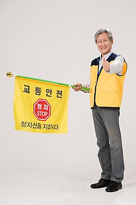 포토 JPG 스튜디오촬영 전신 노년 남자 실내 한명 서기 미소 들기 옆모습 실버라이프 한국인 깃발 최고 조끼 60대 교통안전 실버취업 노인남자한명만 등하교도우미 국내포토 직업 1 라이프스타일 뷰포인트 모션 표정 안전 사람 동양인 성인 내부 외투 구직 남자한명만 노인남자만 파일형식