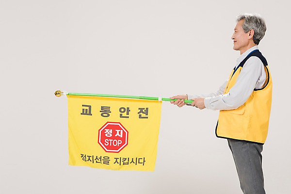 포토 JPG 스튜디오촬영 노년 남자 실내 한명 미소 들기 상반신 옆모습 실버라이프 한국인 깃발 조끼 60대 교통안전 실버취업 노인남자한명만 등하교도우미 국내포토 직업 1 라이프스타일 뷰포인트 모션 표정 안전 사람 동양인 성인 내부 외투 구직 남자한명만 노인남자만 파일형식