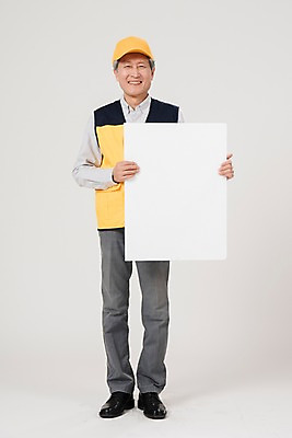 포토 JPG 스튜디오촬영 전신 배너 노년 남자 사각프레임 광고판 알림판 실내 한명 서기 들기 앞모습 실버라이프 한국인 조끼 60대 실버취업 노인남자한명만 등하교도우미 국내포토 직업 1 라이프스타일 뷰포인트 모션 프레임 사람 동양인 성인 내부 사각형 외투 구직 판 남자한명만 노인남자만 파일형식