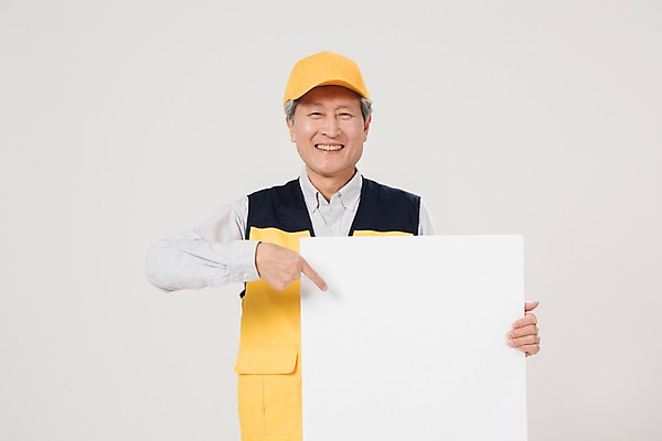 포토 JPG 스튜디오촬영 배너 노년 남자 사각프레임 광고판 알림판 실내 한명 미소 들기 상반신 앞모습 실버라이프 한국인 가리킴 조끼 60대 실버취업 노인남자한명만 등하교도우미 국내포토 직업 1 라이프스타일 뷰포인트 모션 프레임 표정 사람 동양인 손짓 성인 내부 사각형 외투 구직 판 남자한명만 노인남자만 파일형식