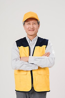 포토 JPG 스튜디오촬영 노년 남자 실내 한명 서기 미소 상반신 앞모습 실버라이프 팔짱 한국인 조끼 60대 실버취업 노인남자한명만 등하교도우미 국내포토 직업 1 라이프스타일 뷰포인트 모션 표정 사람 동양인 성인 내부 외투 구직 남자한명만 노인남자만 파일형식