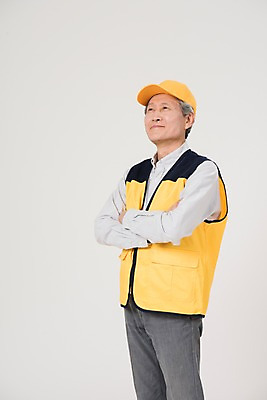 포토 JPG 스튜디오촬영 응시 노년 남자 실내 한명 서기 상반신 옆모습 실버라이프 팔짱 한국인 조끼 60대 실버취업 노인남자한명만 등하교도우미 국내포토 직업 1 라이프스타일 시선 뷰포인트 모션 사람 동양인 성인 내부 외투 구직 남자한명만 노인남자만 파일형식