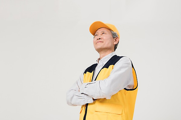 포토 JPG 스튜디오촬영 응시 노년 남자 실내 한명 상반신 옆모습 실버라이프 팔짱 한국인 조끼 60대 실버취업 노인남자한명만 등하교도우미 국내포토 직업 1 라이프스타일 시선 뷰포인트 모션 사람 동양인 성인 내부 외투 구직 남자한명만 노인남자만 파일형식