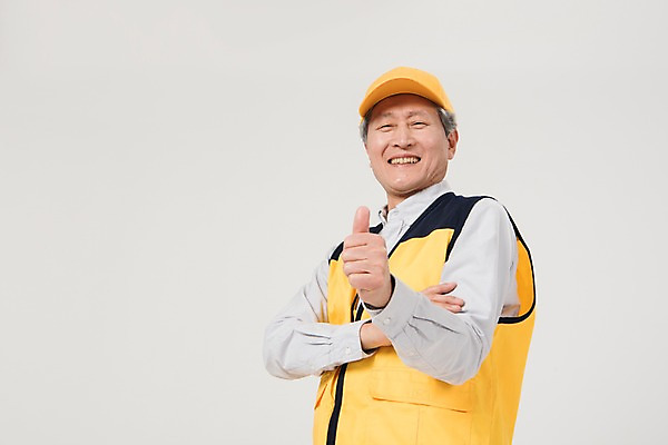 포토 JPG 스튜디오촬영 노년 남자 실내 한명 미소 상반신 앞모습 실버라이프 한국인 최고 조끼 60대 실버취업 노인남자한명만 등하교도우미 국내포토 직업 1 라이프스타일 뷰포인트 표정 사람 동양인 성인 내부 외투 구직 남자한명만 노인남자만 파일형식