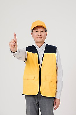 포토 JPG 스튜디오촬영 1 노년 남자 실내 한명 손짓 상반신 앞모습 실버라이프 한국인 조끼 60대 실버취업 노인남자한명만 등하교도우미 국내포토 직업 라이프스타일 뷰포인트 모션 사람 동양인 성인 내부 외투 구직 남자한명만 노인남자만 파일형식
