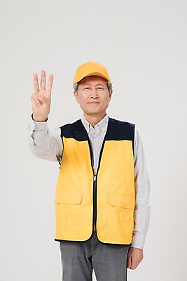 포토 JPG 스튜디오촬영 노년 남자 실내 3 한명 서기 손짓 상반신 앞모습 실버라이프 한국인 조끼 60대 실버취업 노인남자한명만 등하교도우미 국내포토 직업 1 라이프스타일 뷰포인트 모션 사람 동양인 성인 내부 외투 구직 남자한명만 노인남자만 파일형식 컨셉 상의 인종 생활 남자만 노인만 옷 성인만