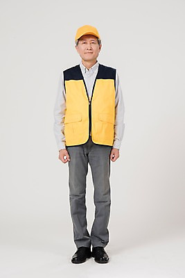 포토 JPG 스튜디오촬영 전신 노년 남자 실내 한명 서기 앞모습 한국인 조끼 60대 실버취업 노인남자한명만 등하교도우미 국내포토 직업 1 뷰포인트 모션 사람 동양인 성인 내부 외투 구직 남자한명만 노인남자만 파일형식