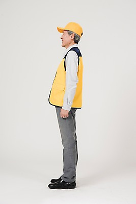 포토 JPG 스튜디오촬영 전신 노년 남자 실내 한명 서기 미소 옆모습 한국인 조끼 60대 실버취업 노인남자한명만 등하교도우미 국내포토 직업 1 뷰포인트 모션 표정 사람 동양인 성인 내부 외투 구직 남자한명만 노인남자만 파일형식