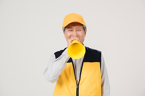 포토 JPG 스튜디오촬영 노년 남자 실내 한명 미소 상반신 앞모습 실버라이프 확성기 외침 한국인 조끼 60대 실버취업 노인남자한명만 등하교도우미 국내포토 직업 1 라이프스타일 뷰포인트 표정 사람 동양인 성인 내부 소리 외투 구직 남자한명만 노인남자만 파일형식