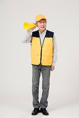 포토 JPG 스튜디오촬영 전신 노년 남자 실내 한명 서기 앞모습 실버라이프 확성기 듣기 한국인 조끼 60대 실버취업 노인남자한명만 등하교도우미 국내포토 직업 1 라이프스타일 뷰포인트 모션 사람 동양인 성인 내부 외투 구직 남자한명만 노인남자만 파일형식 컨셉 상의 인종 생활 남자만 노인만 옷 성인만