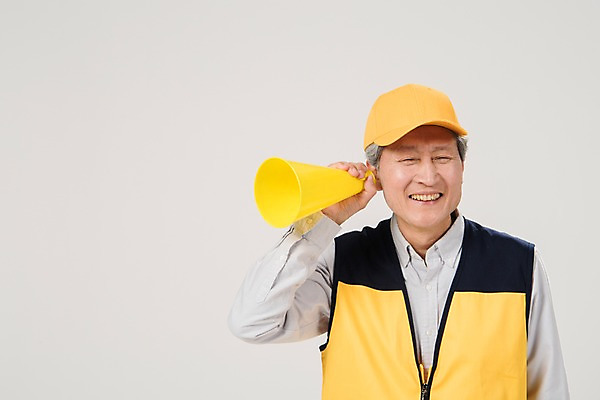 포토 JPG 스튜디오촬영 노년 남자 실내 한명 미소 상반신 앞모습 실버라이프 확성기 듣기 한국인 조끼 60대 실버취업 노인남자한명만 등하교도우미 국내포토 직업 1 라이프스타일 뷰포인트 모션 표정 사람 동양인 성인 내부 외투 구직 남자한명만 노인남자만 파일형식 컨셉 상의 인종 생활 남자만 노인만 옷 성인만