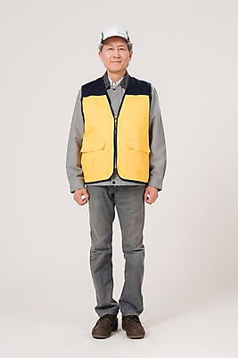 포토 JPG 스튜디오촬영 전신 노년 남자 실내 한명 서기 앞모습 실버라이프 한국인 조끼 60대 실버취업 노인남자한명만 등하교도우미 국내포토 직업 1 라이프스타일 뷰포인트 모션 사람 동양인 성인 내부 외투 구직 남자한명만 노인남자만 파일형식