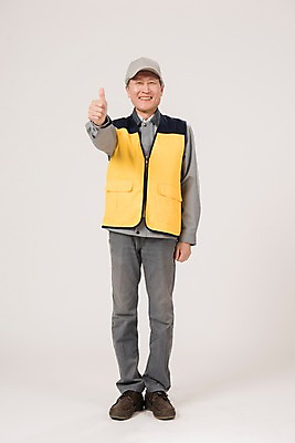 포토 JPG 스튜디오촬영 전신 노년 남자 실내 한명 서기 앞모습 실버라이프 한국인 최고 조끼 60대 실버취업 노인남자한명만 등하교도우미 국내포토 직업 1 라이프스타일 뷰포인트 모션 사람 동양인 성인 내부 외투 구직 남자한명만 노인남자만 파일형식