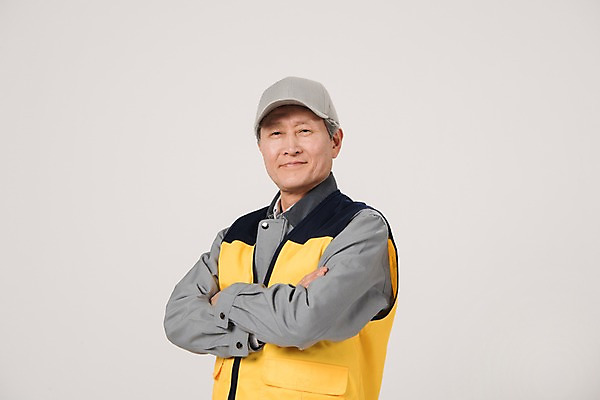 포토 JPG 스튜디오촬영 노년 남자 실내 한명 미소 상반신 앞모습 실버라이프 팔짱 한국인 조끼 60대 실버취업 노인남자한명만 등하교도우미 국내포토 직업 1 라이프스타일 뷰포인트 모션 표정 사람 동양인 성인 내부 외투 구직 남자한명만 노인남자만 파일형식 컨셉 상의 인종 생활 남자만 노인만 옷 성인만