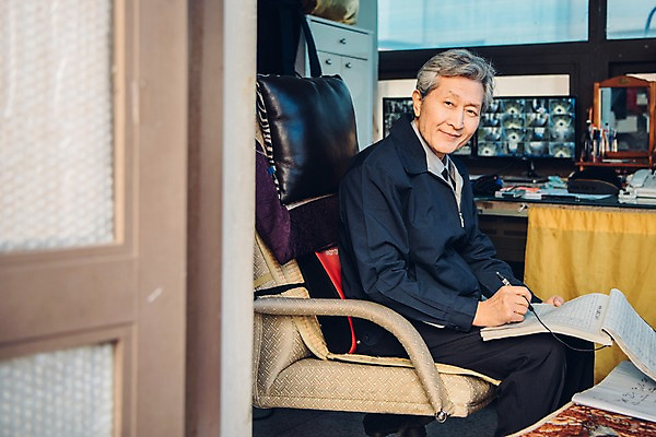 포토 JPG 주간 전신 노년 남자 의자 실내 한명 미소 앉기 옆모습 실버라이프 한국인 기록 60대 실버취업 경비원 장부 노인남자한명만 국내포토 자연요소 직업 1 라이프스타일 뷰포인트 가구 모션 표정 사람 동양인 성인 내부 구직 남자한명만 노인남자만 파일형식