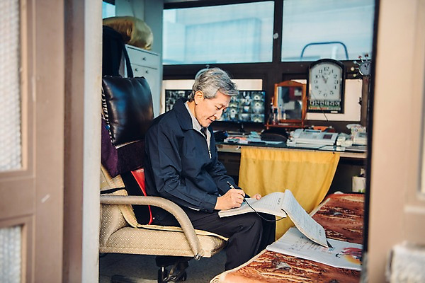 포토 JPG 주간 노년 남자 의자 실내 한명 앉기 상반신 옆모습 실버라이프 한국인 기록 60대 실버취업 경비원 장부 노인남자한명만 국내포토 자연요소 직업 1 라이프스타일 뷰포인트 가구 모션 사람 동양인 성인 내부 구직 남자한명만 노인남자만 파일형식