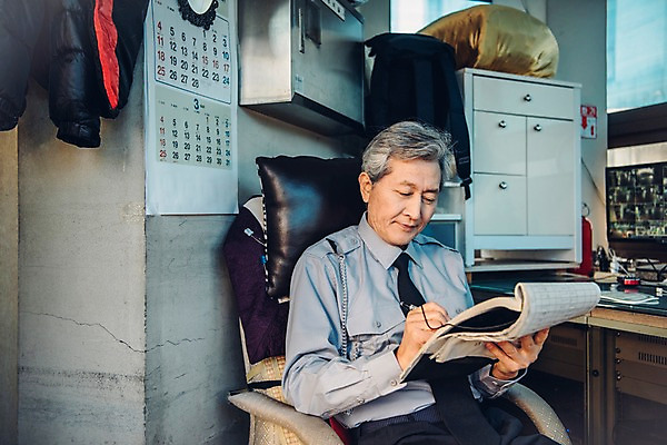 포토 JPG 주간 노년 남자 유니폼 의자 실내 한명 앉기 상반신 앞모습 실버라이프 한국인 기록 60대 실버취업 경비원 장부 노인남자한명만 국내포토 자연요소 직업 1 라이프스타일 옷 뷰포인트 가구 모션 사람 동양인 성인 내부 구직 남자한명만 노인남자만 파일형식