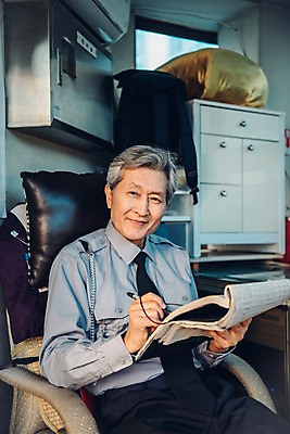 포토 JPG 주간 노년 남자 유니폼 의자 실내 한명 앉기 상반신 앞모습 실버라이프 한국인 기록 60대 실버취업 경비원 장부 노인남자한명만 국내포토 자연요소 직업 1 라이프스타일 옷 뷰포인트 가구 모션 사람 동양인 성인 내부 구직 남자한명만 노인남자만 파일형식