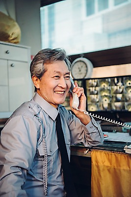 포토 JPG 주간 노년 남자 실내 한명 미소 상반신 옆모습 실버라이프 한국인 60대 전화기 통화 실버취업 경비원 노인남자한명만 국내포토 자연요소 직업 1 라이프스타일 뷰포인트 모션 표정 사람 동양인 성인 내부 구직 남자한명만 노인남자만 파일형식