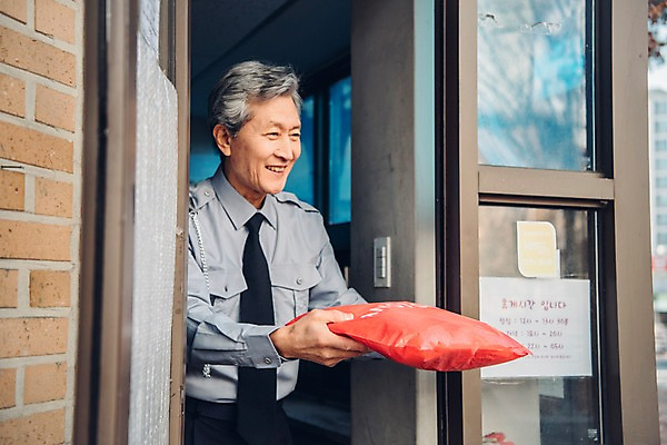 포토 JPG 주간 노년 남자 한명 미소 상반신 야외 앞모습 실버라이프 한국인 60대 택배 전달 실버취업 경비원 노인남자한명만 국내포토 자연요소 직업 1 라이프스타일 뷰포인트 표정 사람 동양인 성인 구직 운송업 남자한명만 노인남자만 파일형식