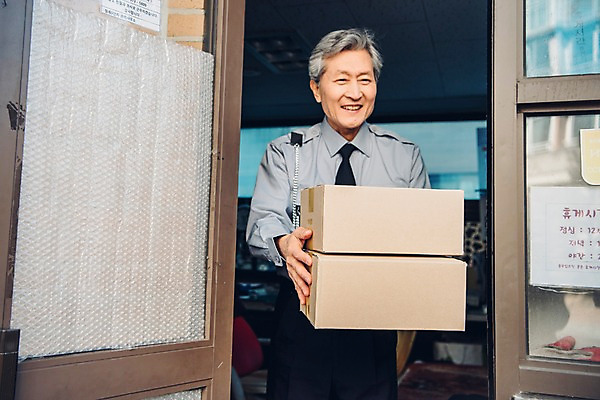 포토 JPG 주간 노년 남자 유니폼 한명 상반신 야외 앞모습 실버라이프 한국인 60대 전달 실버취업 택배상자 경비원 노인남자한명만 국내포토 자연요소 직업 1 라이프스타일 옷 뷰포인트 사람 동양인 성인 상자 구직 택배 남자한명만 노인남자만 파일형식