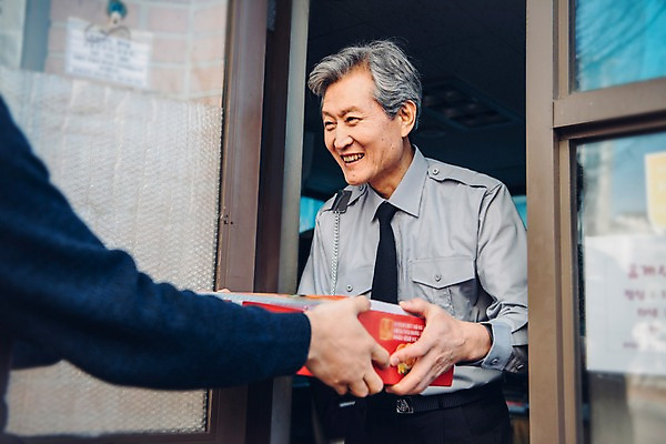 포토 JPG 주간 노년 남자 미소 상반신 성인 야외 두명 앞모습 실버라이프 한국인 60대 택배 전달 실버취업 경비원 국내포토 자연요소 직업 라이프스타일 뷰포인트 표정 사람 동양인 구직 운송업 파일형식