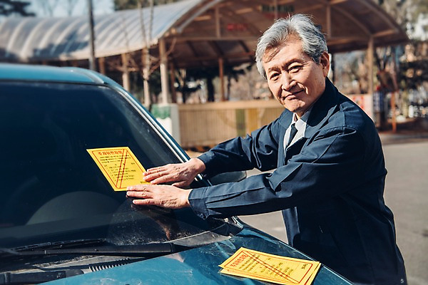 포토 JPG 주간 노년 남자 자동차 한명 상반신 야외 옆모습 실버라이프 한국인 60대 실버취업 경비원 붙이기 주차금지 노인남자한명만 국내포토 자연요소 직업 1 라이프스타일 육상교통 뷰포인트 모션 사람 동양인 성인 금지 구직 남자한명만 노인남자만 파일형식