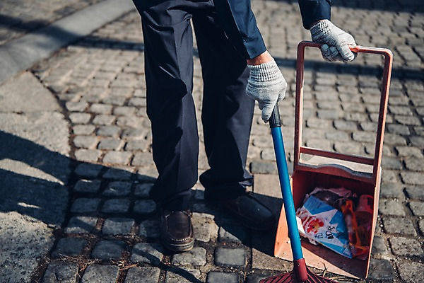 포토 JPG 주간 노년 남자 한명 서기 야외 실버라이프 한국인 하반신 60대 빗자루 청소 실버취업 쓰레받기 경비원 노인남자한명만 국내포토 자연요소 직업 1 라이프스타일 모션 사람 동양인 성인 구직 청소도구 남자한명만 노인남자만 파일형식