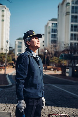 포토 JPG 주간 응시 노년 남자 한명 상반신 야외 옆모습 실버라이프 한국인 올려보기 60대 빗자루 청소 실버취업 경비원 아파트단지 노인남자한명만 국내포토 자연요소 직업 1 라이프스타일 시선 뷰포인트 모션 아파트 사람 동양인 성인 구직 청소도구 남자한명만 노인남자만 파일형식
