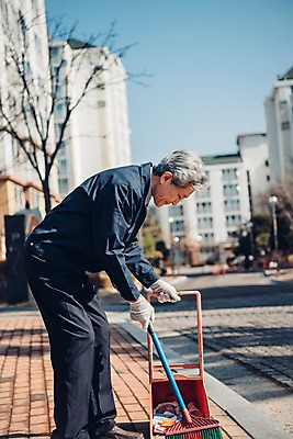 포토 JPG 주간 전신 노년 남자 한명 야외 옆모습 실버라이프 한국인 60대 빗자루 청소 실버취업 쓰레받기 경비원 아파트단지 노인남자한명만 국내포토 자연요소 직업 1 라이프스타일 뷰포인트 아파트 사람 동양인 성인 구직 청소도구 남자한명만 노인남자만 파일형식 컨셉 주택 인종 생활 도구 남자만 노인만 건물 성인만 건축물 건축