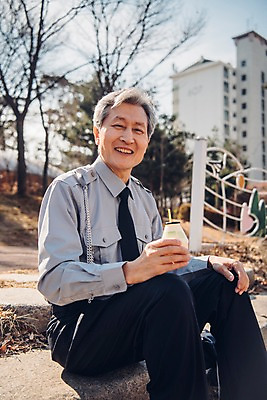 포토 JPG 주간 노년 남자 유니폼 휴식 아파트 한명 앉기 상반신 야외 옆모습 실버라이프 산책로 한국인 60대 실버취업 경비원 바나나우유 노인남자한명만 국내포토 자연요소 직업 1 라이프스타일 옷 길 뷰포인트 컨셉 모션 주택 사람 동양인 성인 우유 구직 남자한명만 노인남자만 파일형식