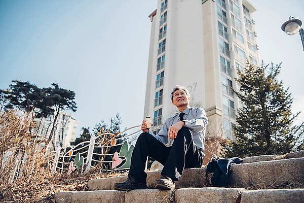 포토 JPG 주간 전신 응시 노년 남자 유니폼 휴식 아파트 한명 앉기 야외 앞모습 실버라이프 계단 한국인 60대 실버취업 경비원 바나나우유 노인남자한명만 국내포토 자연요소 직업 1 라이프스타일 시선 옷 뷰포인트 컨셉 모션 주택 사람 동양인 성인 우유 구직 남자한명만 노인남자만 파일형식