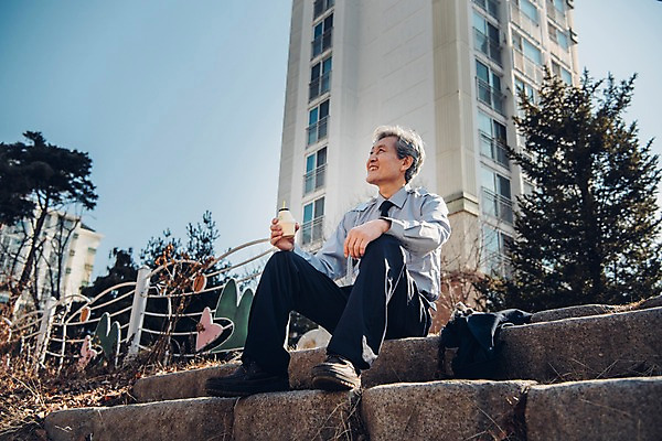 포토 JPG 주간 전신 나무 응시 노년 남자 유니폼 휴식 아파트 한명 앉기 야외 앞모습 실버라이프 계단 한국인 60대 실버취업 경비원 바나나우유 노인남자한명만 국내포토 자연요소 식물 직업 1 라이프스타일 시선 옷 뷰포인트 컨셉 모션 주택 사람 동양인 성인 우유 구직 남자한명만 노인남자만 파일형식