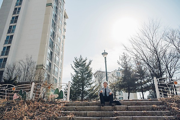 포토 JPG 주간 전신 노년 남자 유니폼 휴식 아파트 한명 앉기 야외 앞모습 실버라이프 계단 한국인 60대 실버취업 경비원 바나나우유 노인남자한명만 국내포토 자연요소 직업 1 라이프스타일 옷 뷰포인트 컨셉 모션 주택 사람 동양인 성인 우유 구직 남자한명만 노인남자만 파일형식