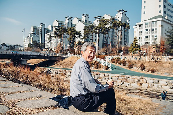 포토 JPG 주간 전신 노년 남자 유니폼 휴식 한명 미소 앉기 야외 뒷모습 실버라이프 산책로 한국인 뒤돌아보기 개울 60대 실버취업 경비원 바나나우유 아파트단지 노인남자한명만 국내포토 자연요소 직업 1 라이프스타일 옷 길 뷰포인트 컨셉 모션 아파트 표정 사람 동양인 성인 강 우유 구직 남자한명만 노인남자만 파일형식