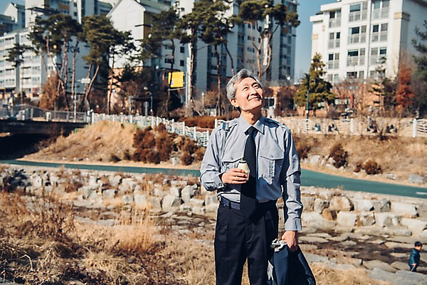포토 JPG 주간 응시 노년 남자 유니폼 휴식 한명 상반신 야외 앞모습 실버라이프 산책로 한국인 올려보기 60대 실버취업 경비원 바나나우유 아파트단지 노인남자한명만 국내포토 자연요소 직업 1 라이프스타일 시선 옷 길 뷰포인트 컨셉 모션 아파트 사람 동양인 성인 우유 구직 남자한명만 노인남자만 파일형식