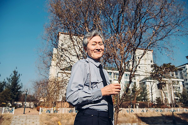 포토 JPG 주간 나무 노년 남자 유니폼 아파트 한명 미소 상반신 야외 옆모습 실버라이프 산책로 한국인 60대 실버취업 경비원 바나나우유 노인남자한명만 국내포토 자연요소 식물 직업 1 라이프스타일 옷 길 뷰포인트 주택 표정 사람 동양인 성인 우유 구직 남자한명만 노인남자만 파일형식