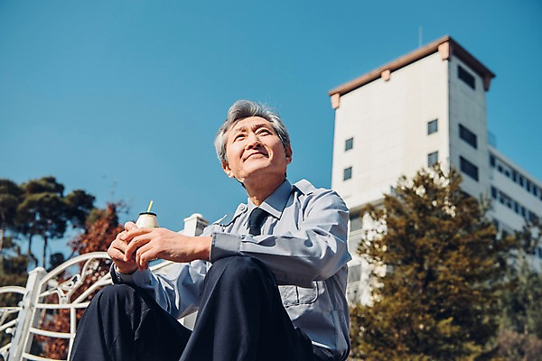 포토 JPG 주간 응시 노년 남자 유니폼 휴식 아파트 한명 상반신 야외 앞모습 실버라이프 산책로 한국인 60대 실버취업 경비원 바나나우유 노인남자한명만 국내포토 자연요소 직업 1 라이프스타일 시선 옷 길 뷰포인트 컨셉 주택 사람 동양인 성인 우유 구직 남자한명만 노인남자만 파일형식